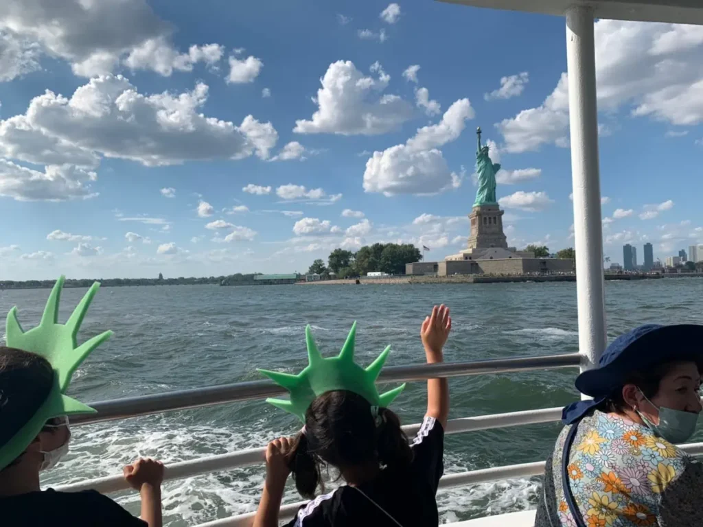 ニューヨーク観光フェリーから自由の女神を見る子どもたち 子連れ海外旅行の様子
