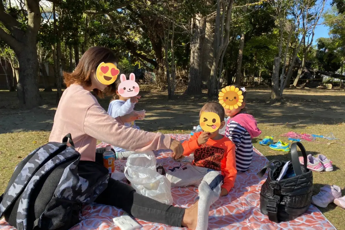 40代3児ママのプロフィール用アイキャッチ画像。子どもと一緒に公園で過ごす自然な日常風景。