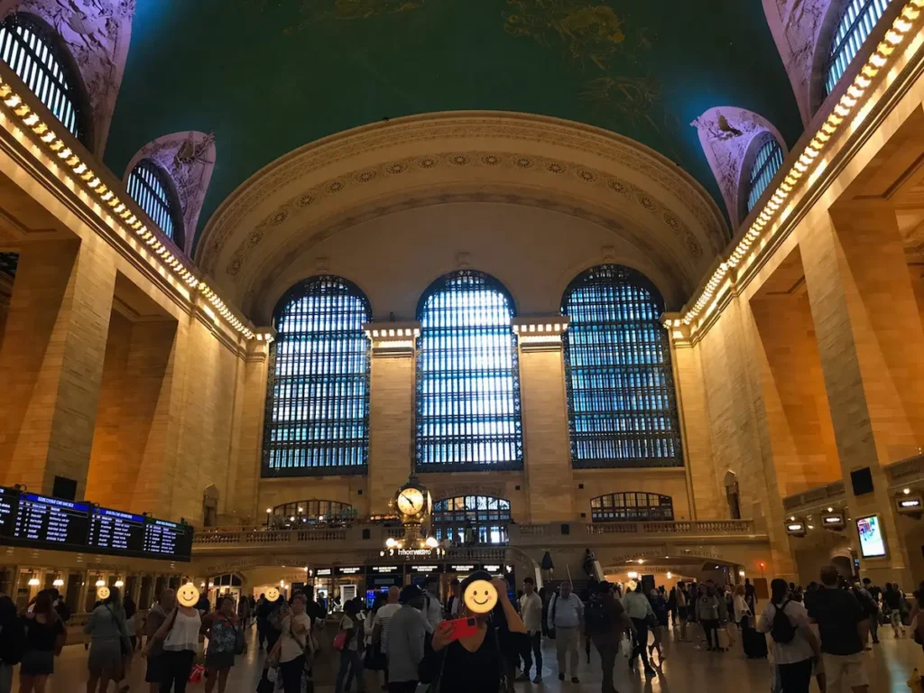 ニューヨークのグランドセントラル駅構内の様子 観光客で賑わう歴史的な駅の広いホール